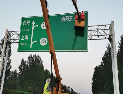 楚雄楚雄河南交通标牌